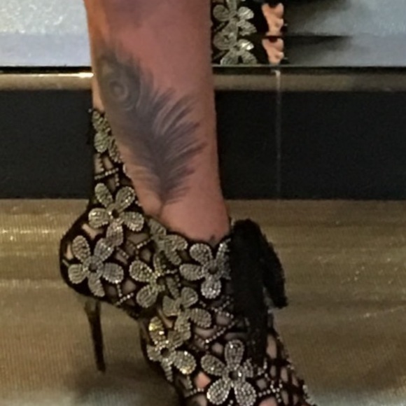 Gorgeous black 4 inch  platform booties with flowers - Picture 2 of 6